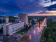 Необычный взгляд на город Балаково. Перекресток улиц Факел Социализма и Ленина на закате после дождя.