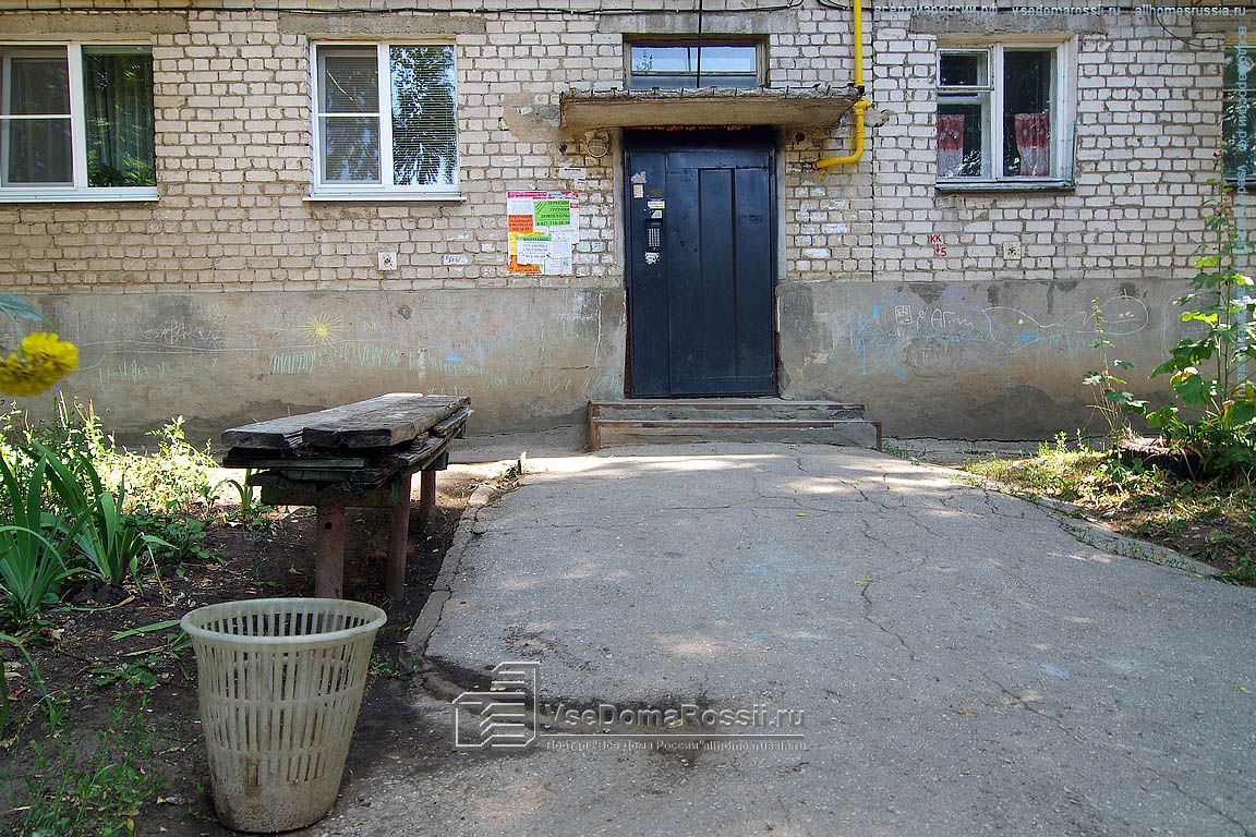 Эта скамейка в Самаре у дома Мехзавод, 14 квартал, д.5, наверное, является символом предвыборного ремонта. Каждые 4 года, перед каждыми выборами набивалась одна новая доска. А в этом году пока еще нет новой.