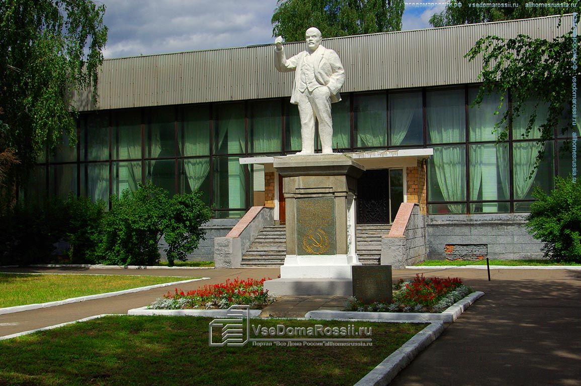 Первый в мире памятник Ленину В.И. Он был открыт 22 января 1924 года, на следующий день после его смерти.