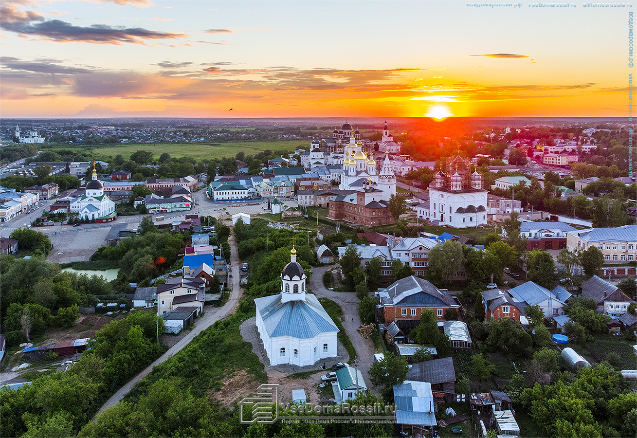 Исторический центр Арзамаса - небольшого города Нижегородской области, на закате.
