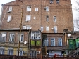 Ростов-на-Дону. Похоже в этом доме жильцам самим пришлось устраивать окна к свету, а лестницы к небу.