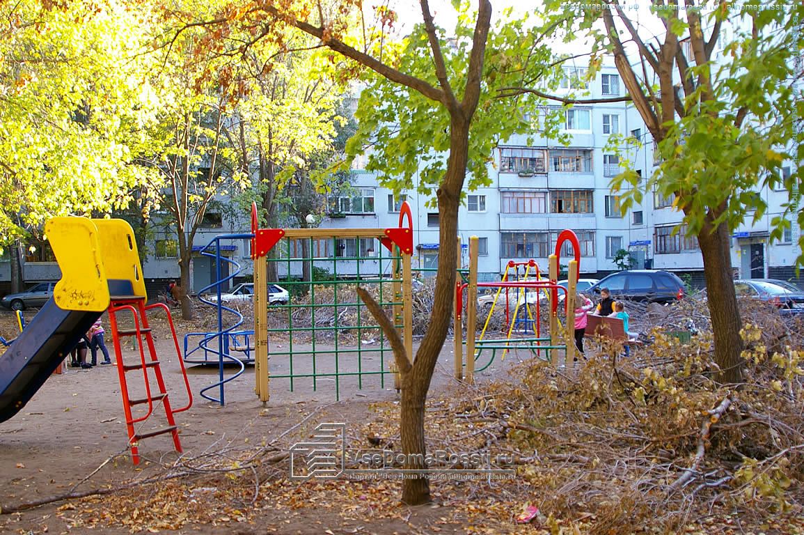 Детская площадка у дома №27 по проспекту Степана Разина временно огорожена непролазным забором. 