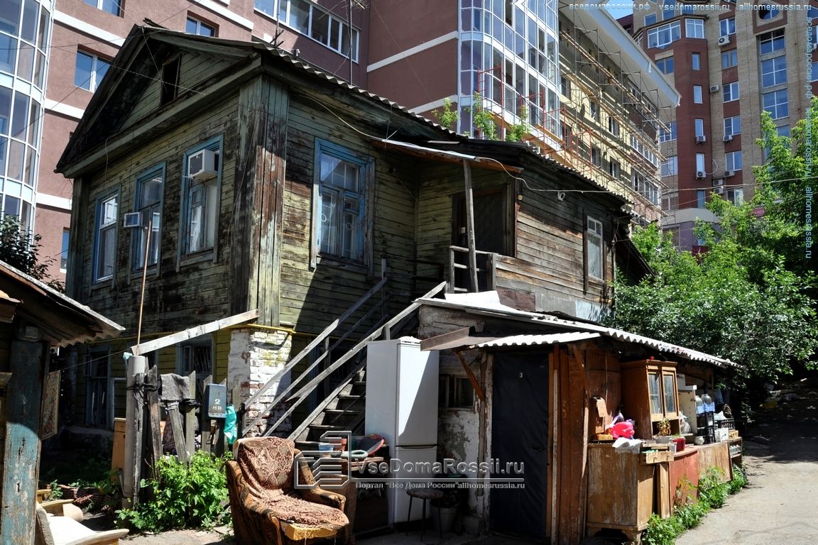 The terrible pictures of city life can be seen in the city center. Samara, Alexey Tolstoy Street, 67