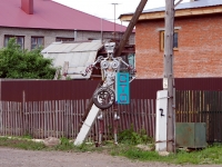 Нефтяников проспект. скульптура "Робот"