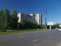 Nizhnekamsk, Khimikov avenue, 房屋 27. 公寓楼