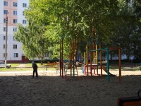 Nizhnekamsk, Khimikov avenue, 房屋 24. 公寓楼