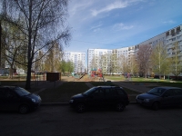 Nizhnekamsk, Khimikov avenue, 房屋 103. 公寓楼
