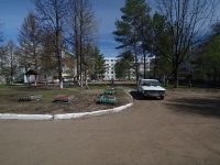 Nizhnekamsk, Khimikov avenue, 房屋 100. 公寓楼