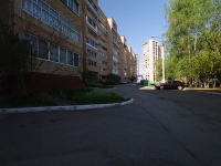 Nizhnekamsk, Khimikov avenue, 房屋 64. 公寓楼