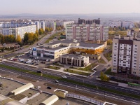 Nizhnekamsk, 购物中心 "Панорама", Shinnikov avenue, 房屋 42