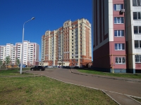 Nizhnekamsk, Shinnikov avenue, 房屋 13. 公寓楼
