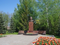 Нижнекамск, памятник Н. Лемаевуплощадь Лемаева, памятник Н. Лемаеву