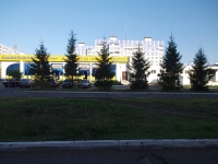 Nizhnekamsk, 购物中心 "Айкон", Chulman st, 房屋 9