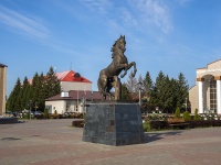 Нурлат, улица Школьная. памятник коню-призёру «Ледок»