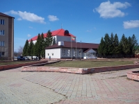 Нурлат, улица Школьная, дом 1. офисное здание