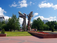 Энтузиастов бульвар. скульптура "Ангел-хранитель"