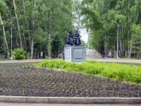 Oktyabrskiy, 纪念碑 К. Марксу и Ф. Энгельсу , 纪念碑 К. Марксу и Ф. Энгельсу