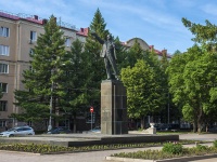 Oktyabrskiy, avenue Lenin. monument