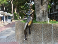 Геленджик, скульптура Босой мальчикЛермонтовский бульвар, скульптура Босой мальчик