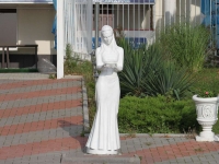 Лермонтовский бульвар. скульптура Девушка с чашей