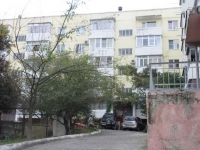 Геленджик, улица Орджоникидзе, дом 11. многоквартирный дом