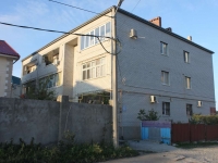 Геленджик, улица Сурикова, дом 64. многоквартирный дом