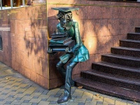 Сочи, улица Орджоникидзе. скульптура "Студент"
