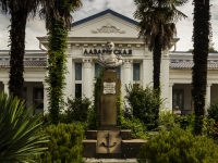 Сочи, улица Одоевского (п. Лазаревское). памятник Адмиралу Лазареву