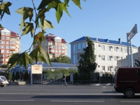 Анапа, улица Крестьянская, дом 21. многофункциональное здание