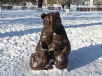 Krymsk, sculpture МедвежатаLenin st, sculpture Медвежата