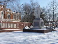 Славянск-на-Кубани, улица Красная. памятник Воину-освободителю