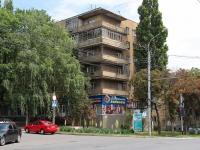 Stavropol, Oktyabrskoy Revolyutsii avenue, 房屋 32. 公寓楼
