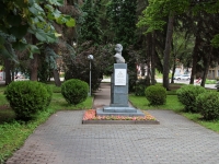 Курортный бульвар. памятник Ксении Ге