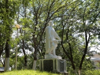 Гагарина бульвар. памятник солдату