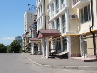 Pyatigorsk, Kalinin avenue, 房屋 2А. 带商铺楼房