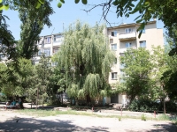 Mineralnye Vody, Karl Marks avenue, house 71. Apartment house with a store on the ground-floor