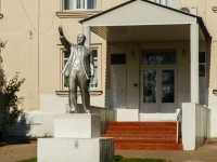 Petushki, square Sovetskaya. monument