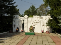 улица 1 Мая. памятник Героям Великой Отечественной войны