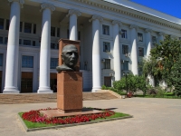 Ленина проспект. памятник А.С. Серафимовичу