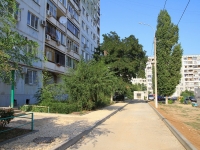 Волгоград, улица Константина Симонова, дом 32. многоквартирный дом