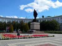 Воронеж, площадь Генерала Черняховского. памятник И.Д. Черняховскому