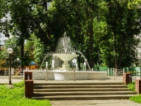улица Дзержинского. фонтан в сквере имени Карпова