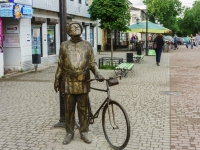 Калуга, улица Театральная. скульптура К.Э.Циолковский  с велосипедом