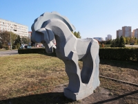 Строителей бульвар. скульптура "Деревянная лошадь"