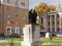 Металлургов проспект. памятник В.И. Ленину и М. Горькому