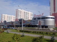 Novokuznetsk, shopping center Виктория, торгово-парковочный центр,  , house 30А