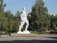 Novokuznetsk, st Morisa Toreza. monument