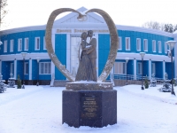 Прокопьевск, улица Жолтовского. скульптурная композиция "Счастливые молодожены"