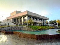 Липецк, площадь Театральная, дом 2. театр Театр драмы им. Л.Н. Толстого 