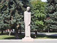 улица Октябрьской Революции. памятник Матери погибшего солдата